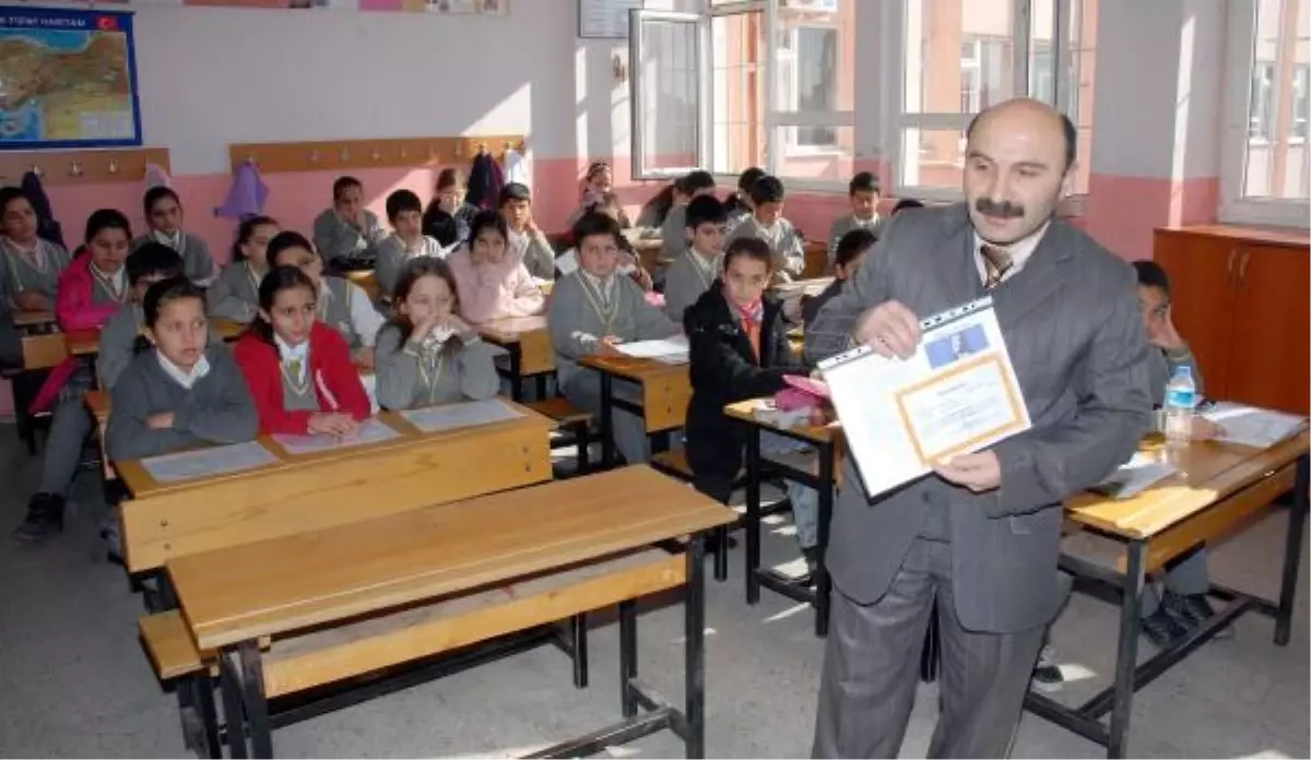 Babaları Tarafından Öldürülen Kardeşlerin Karneleri Sıralarına Bırakıldı