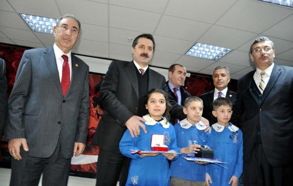 Bakan Çelik, Şanlıurfa'da Karne Dağıttı