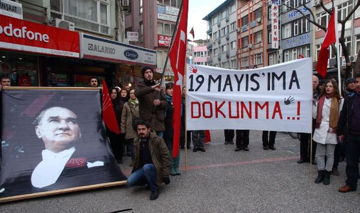 Balıkesir'de Liselilerden '19 Mayıs' Eylemi