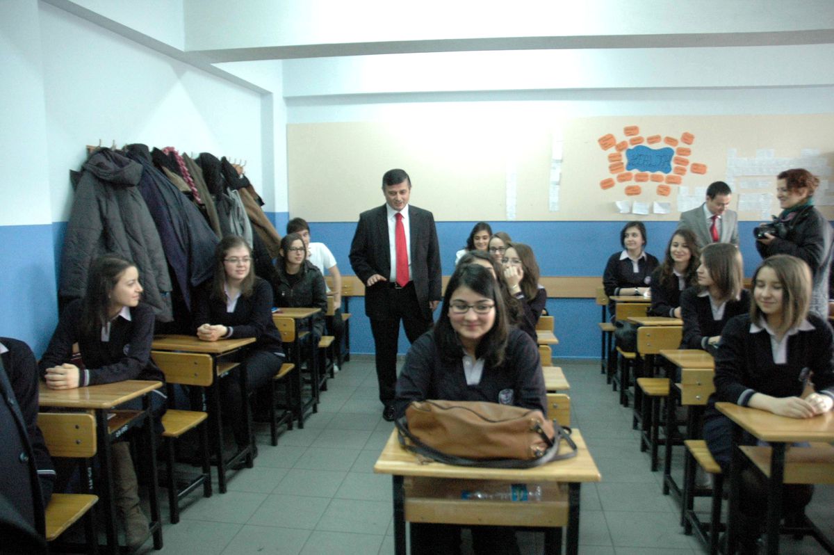 Balıkesir'de Protokol Okulları Gezip Karne Dağıttı