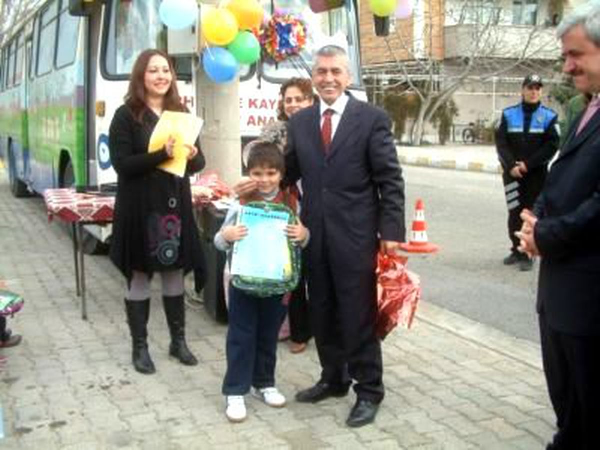 Burhaniye de Mobil Okulda Miniklerin Karne Sevinci