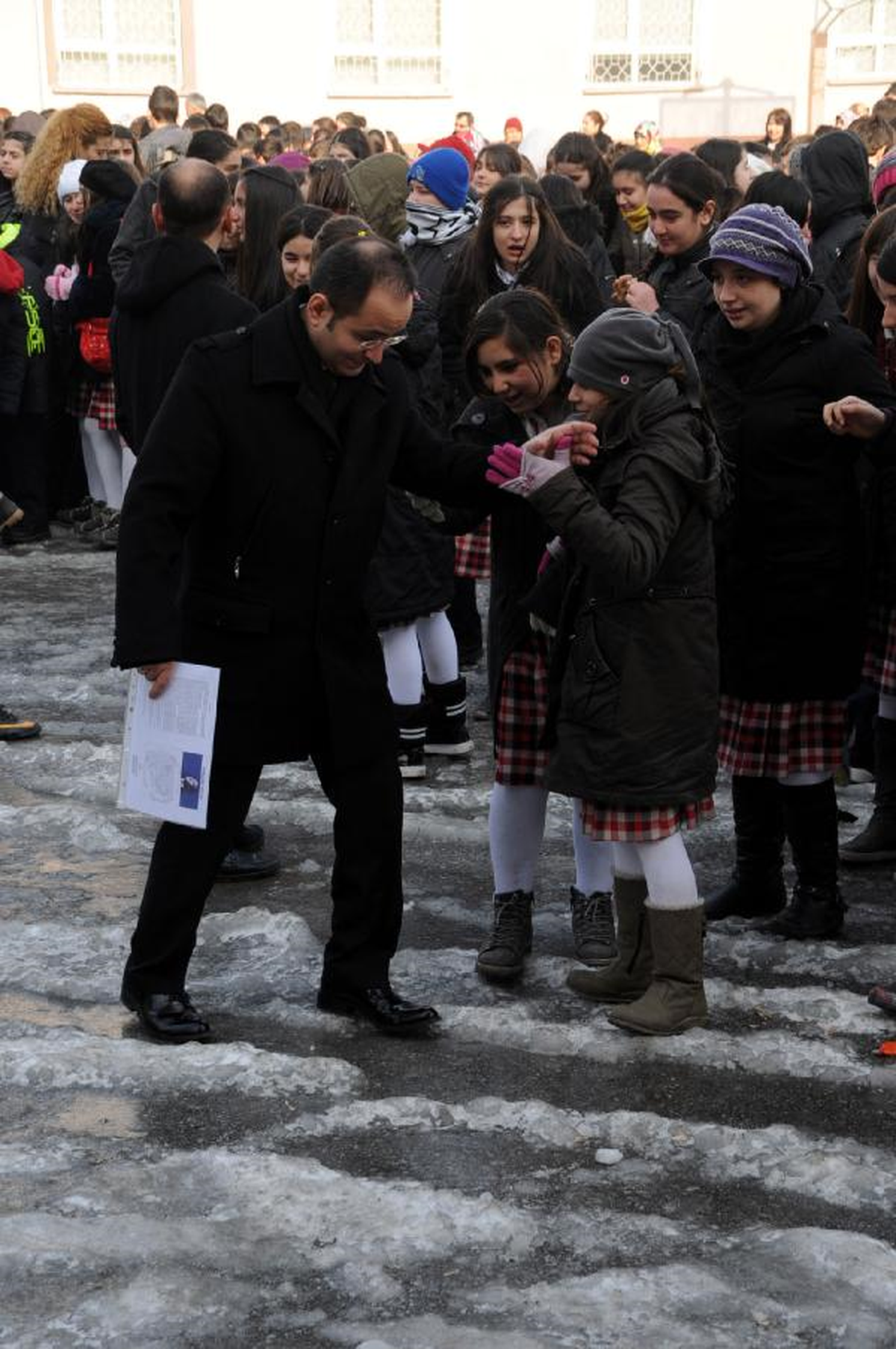 Buzlu Zemin ve Soğuk Havada Karne Töreni