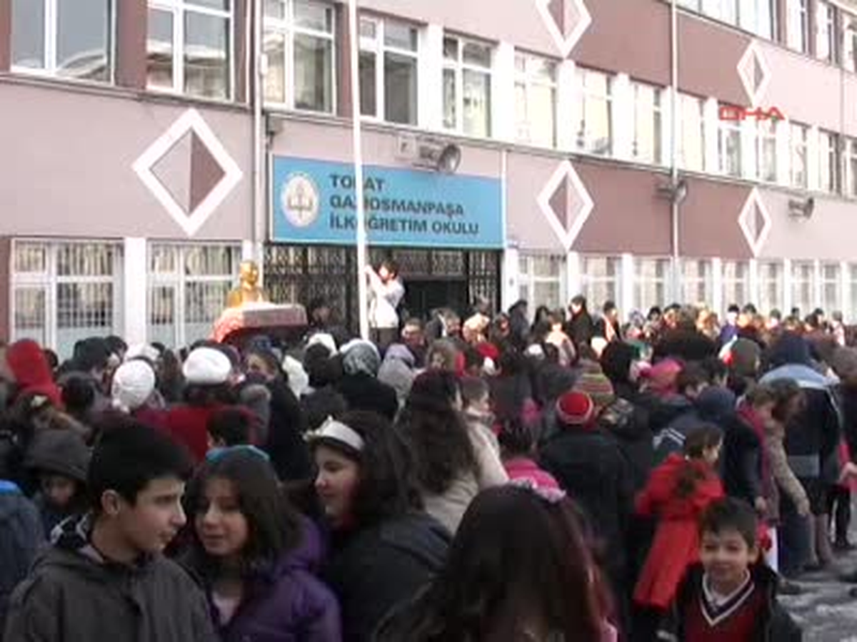 Buzlu Zemin ve Soğuk Havada Karne Töreni