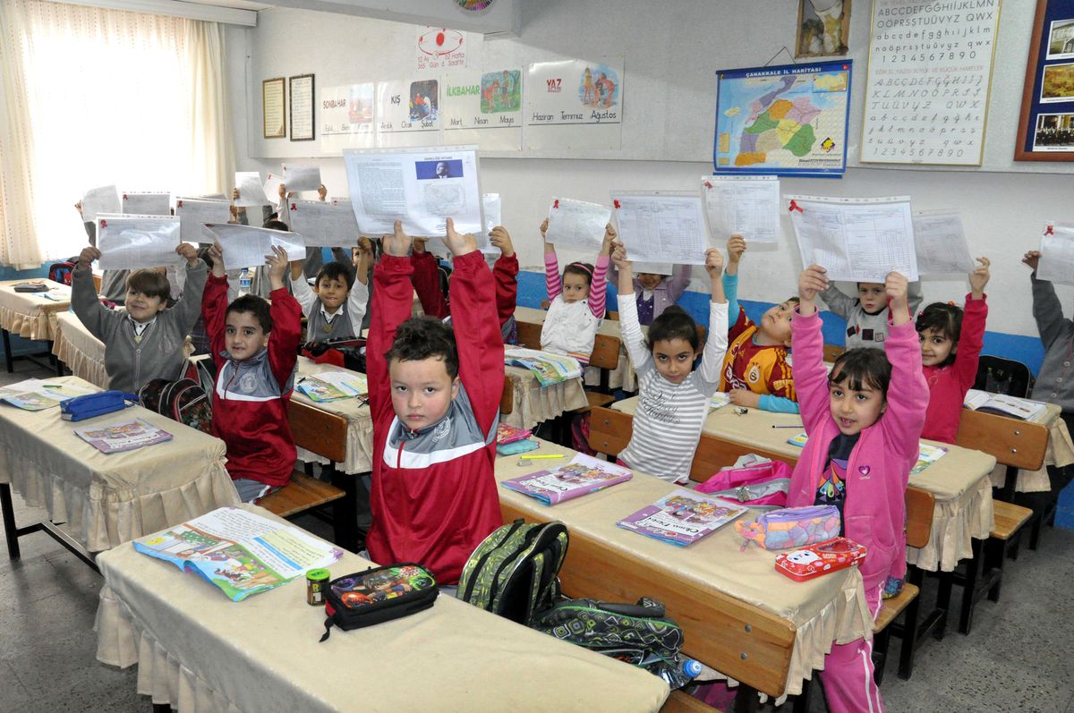 Çanakkale\'de Öğrencilerin Karne Sevinci
