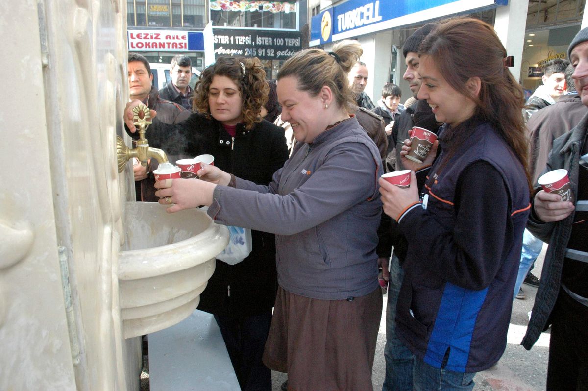 Çeşmeden Su Yerine Süt Aktı