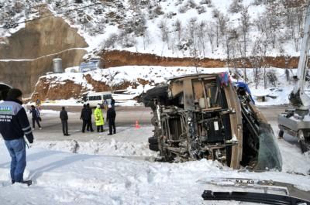 Elektrik Direğine Çarpan Midibüs Yan Yattı 20 Yaralı