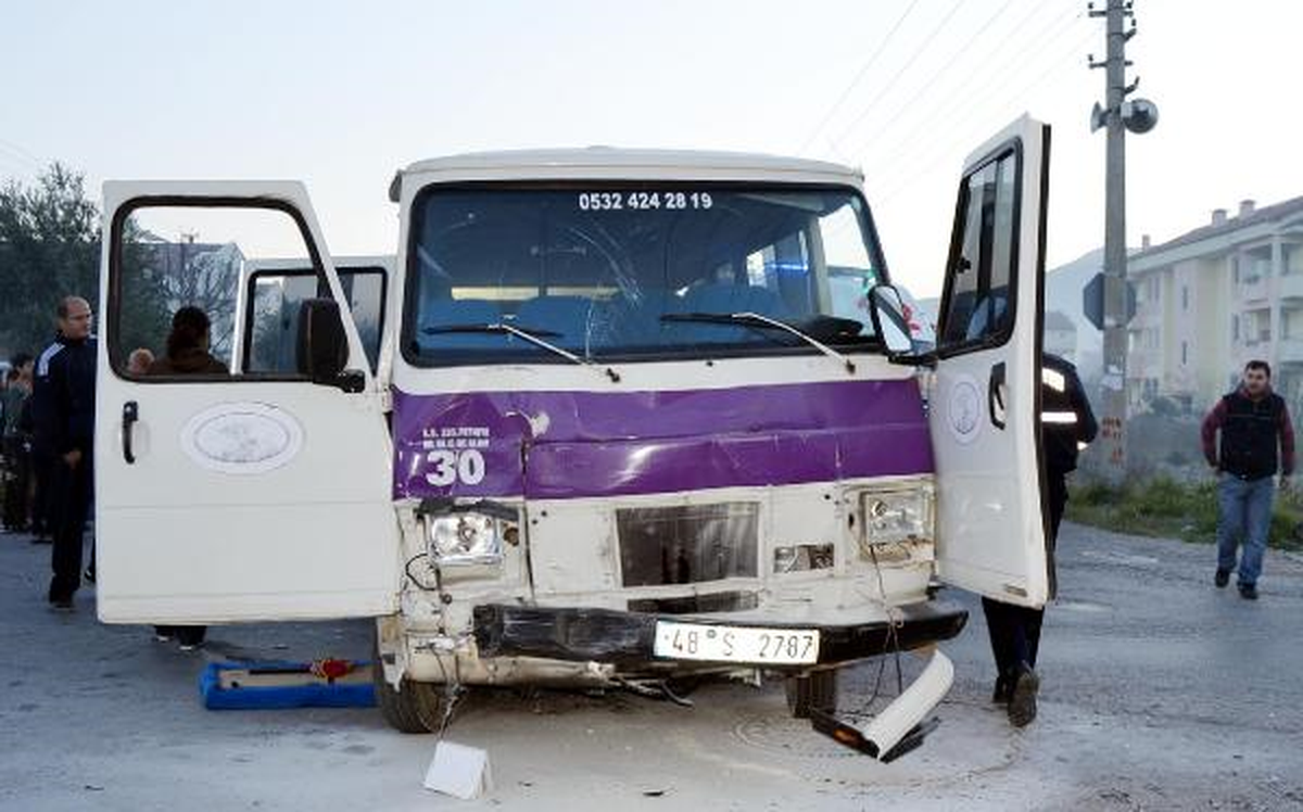 Fethiye'de Öğretmen ve Öğrenci Servisi Kaza Yaptı: 14'ü Öğrenci 17 Yaralı