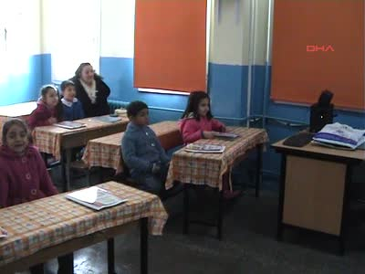 İlköğretim Birinci Sınıf Öğrencilerine Madalyalı Karne