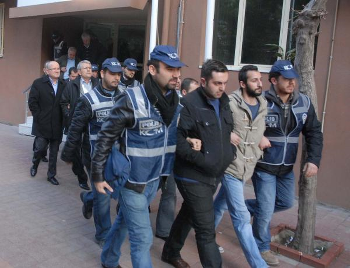 İzmir\'de Gümrük Müdürü ve Rüşvet Zanlıları Adliyede