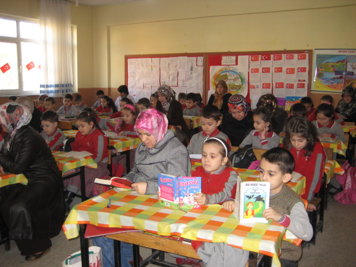 İzmit\'te "Annem Babam Okuyor" Projesi Devam Ediyor