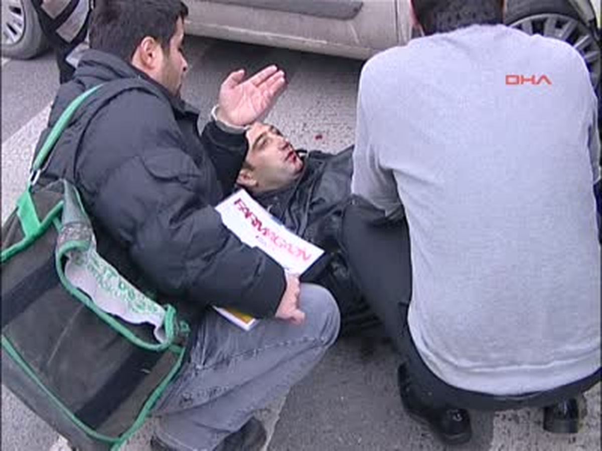 Kadıköy'de Hatalı Dönüş Kazası: 2 Yaralı