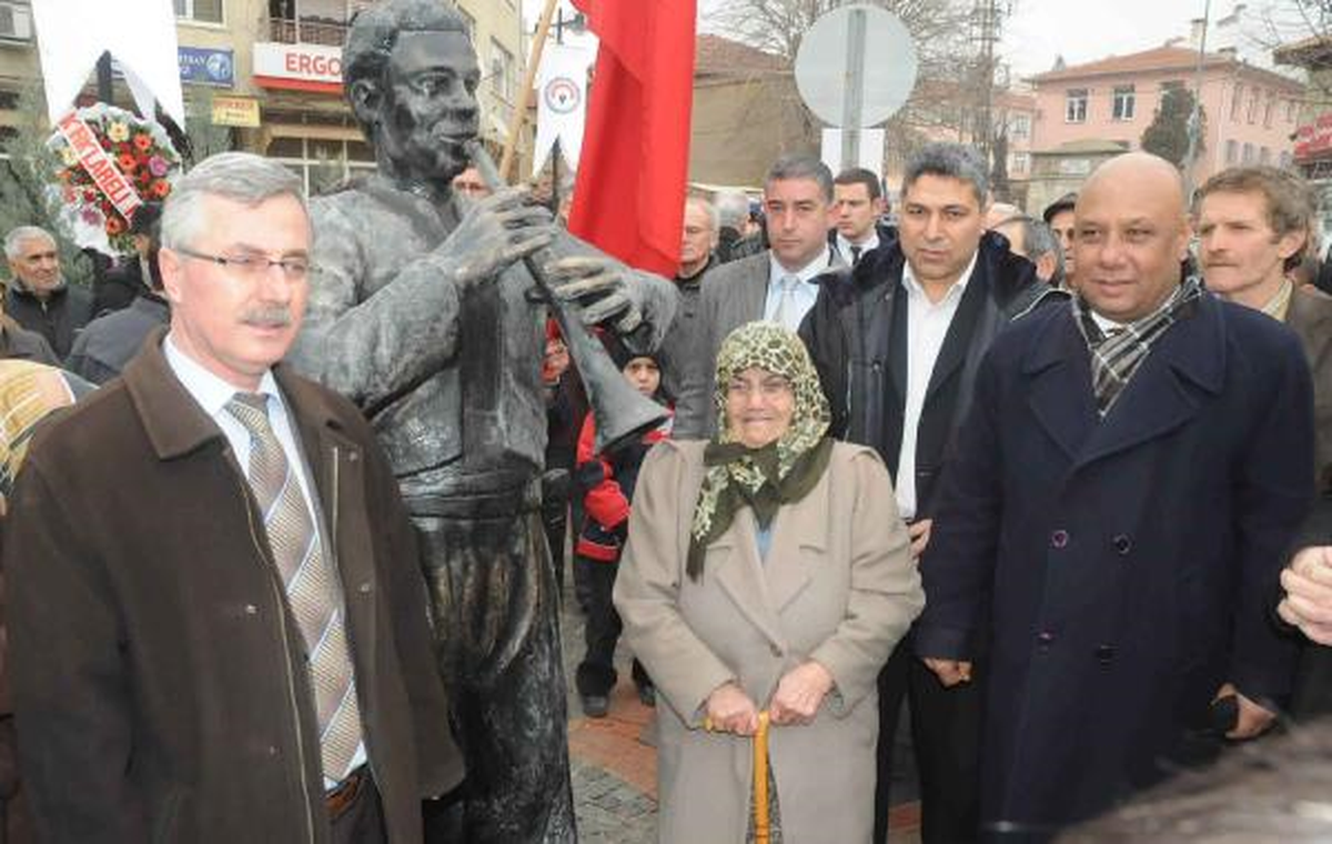 \'Zurnacı Kara Hüseyin\'in Heykeli Dikildi