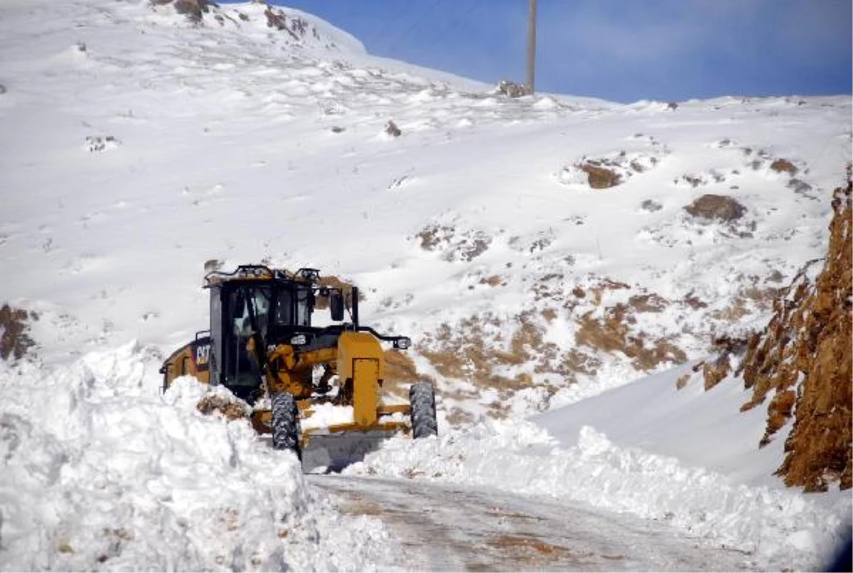 Köy Yolları Kardan Kapandı, Öğretmenler Yarıyıl Tatiline Gidemedi