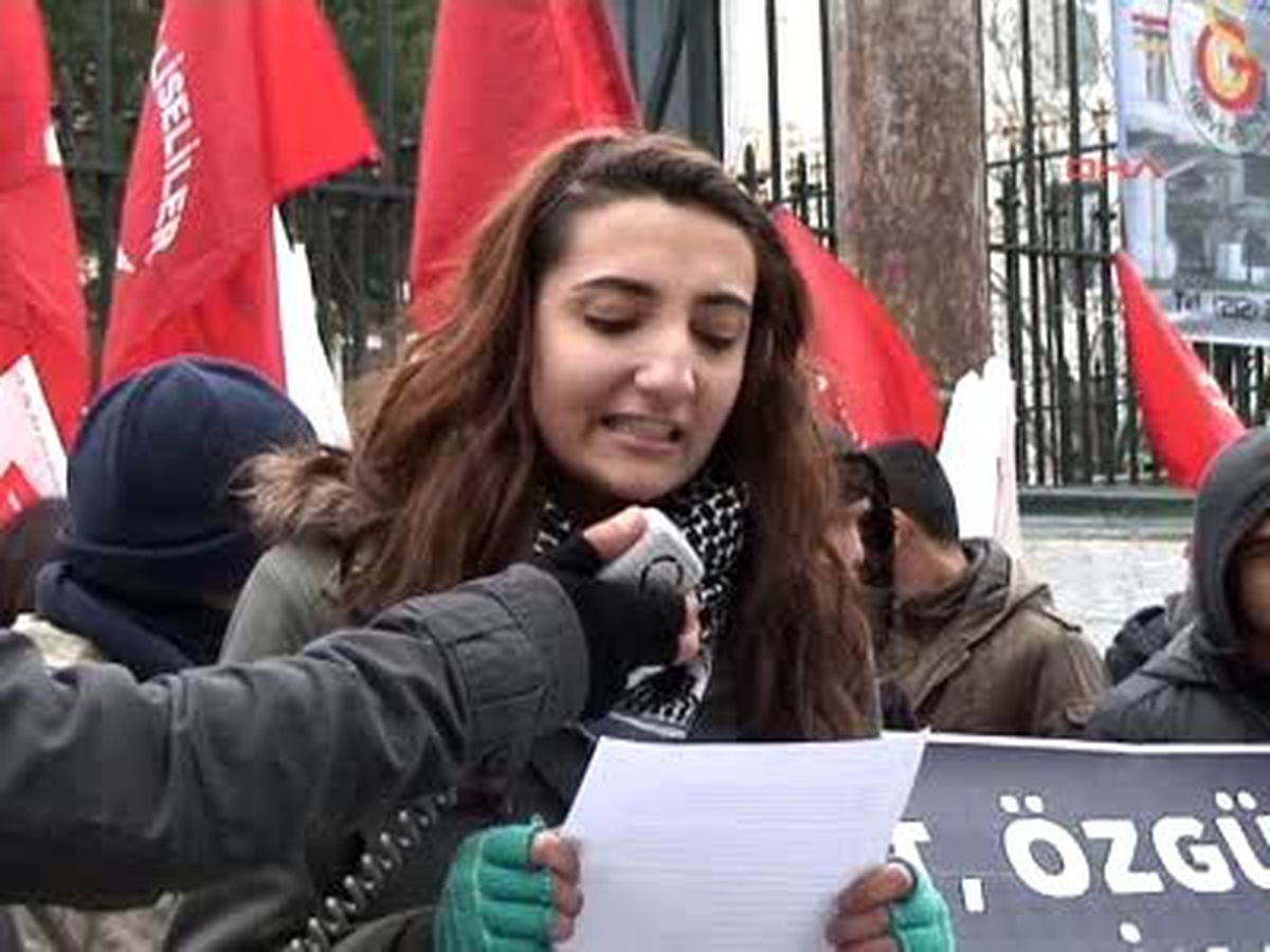 Liseliler Karne Yırtarak Eğitim Sistemini Protesto Etti
