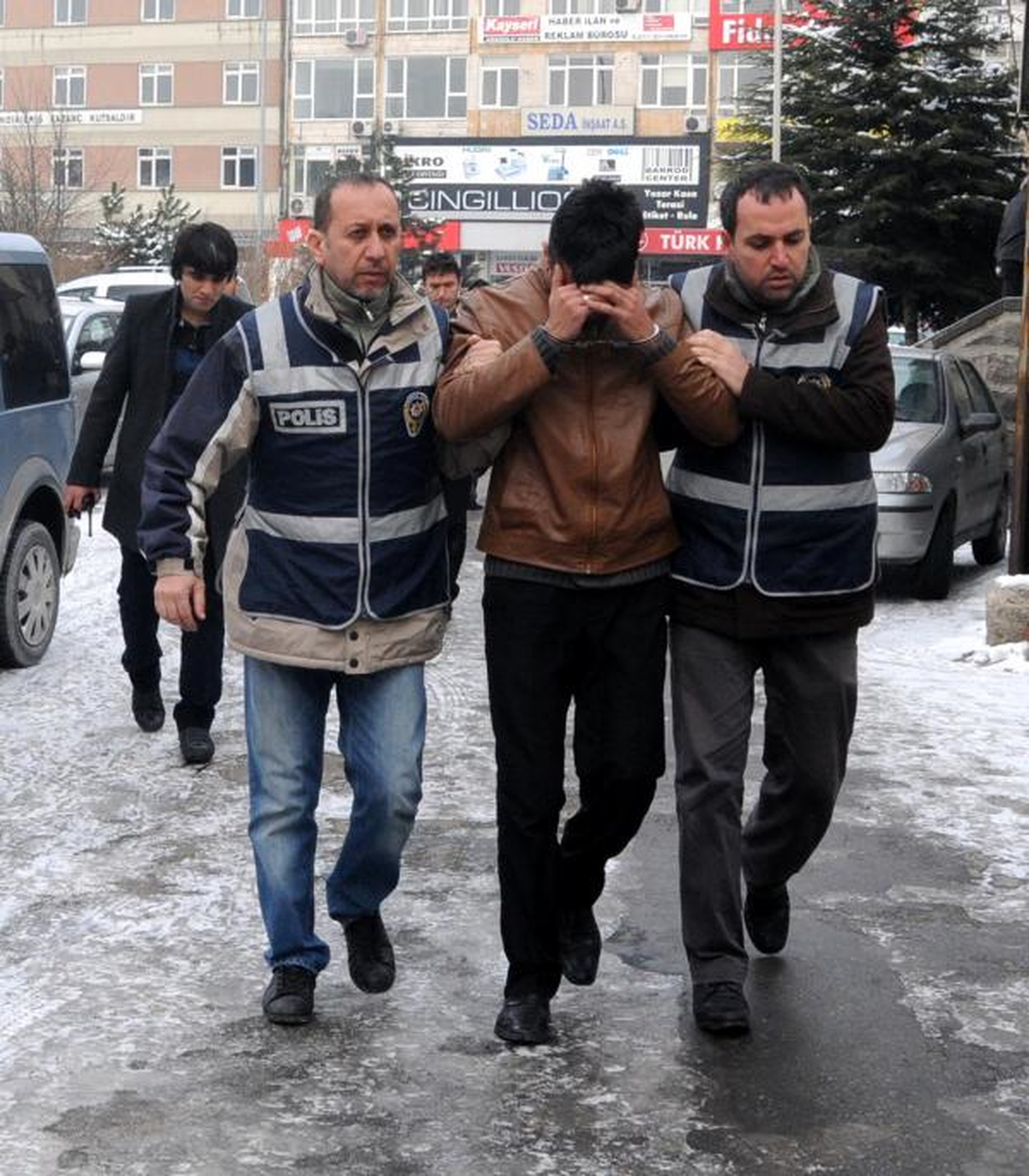 Mobilya Fabrikasından 100 Bin Lira Çalan Maskeli Gaspçılar Yakalandı