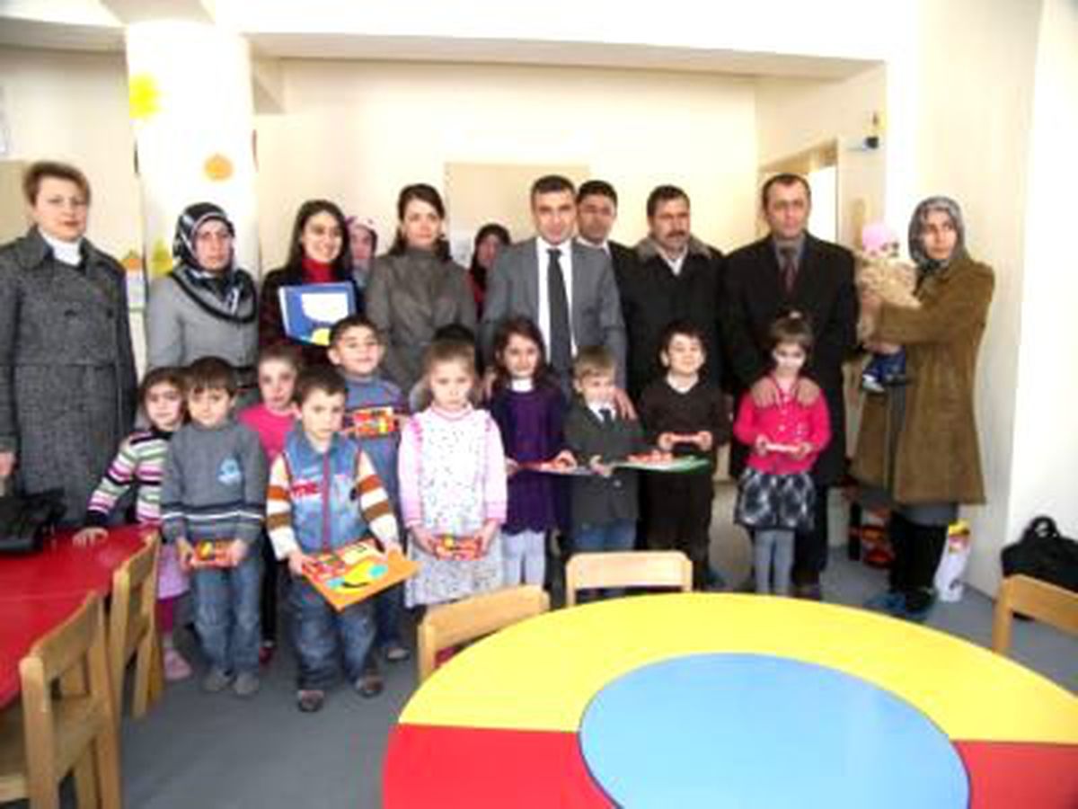 Narman'da Öğrenciler Karnelerini Kaymakam Atasoy'un Elinden Aldılar