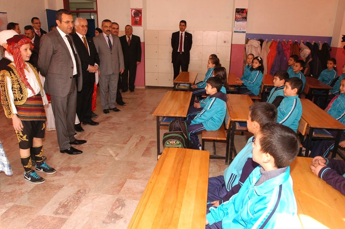 Öğrenciler Karnelerini Vali Demir'den Aldılar