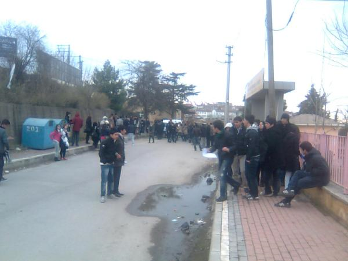 Okul Kıyafeti Giymeden Karne Almaya Gelen Liseliler İçeriye Alınmadı