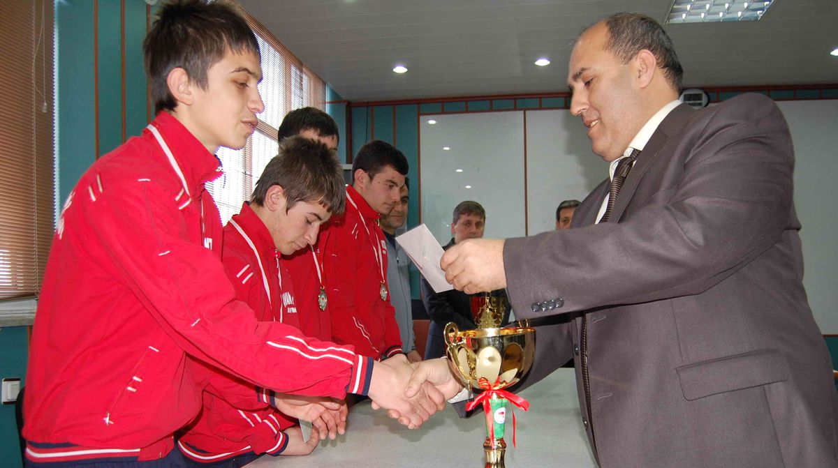 Simav\'da Başarılı Öğrencilere Kaymakamdan Para Ödülü