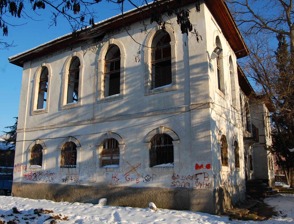 Tarihi Okula Vali Sahip Çıktı