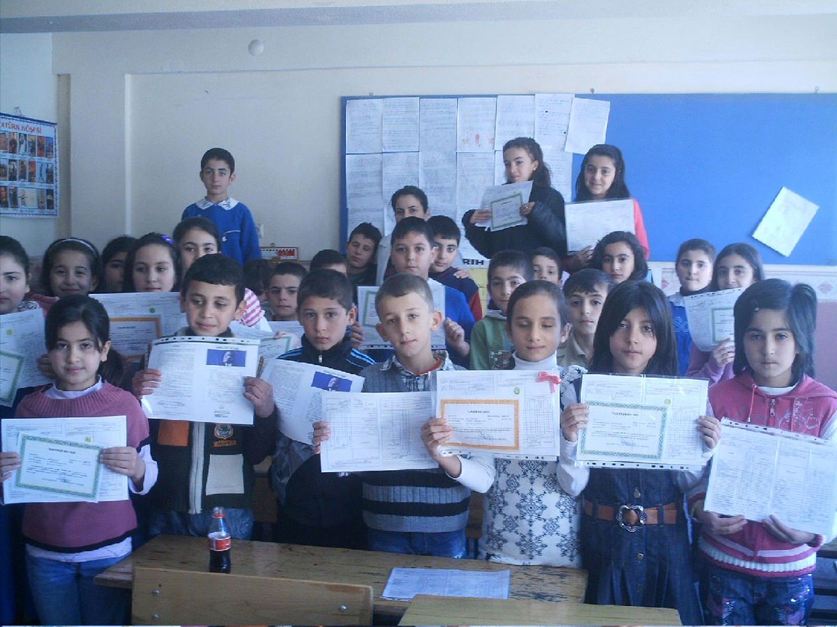 Tercan'da Öğrencilerin Karne Sevinci