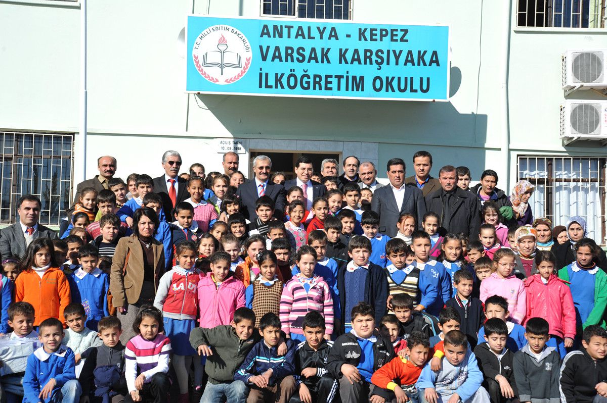 Tütüncü Öğrencilerin Karne Sevincine Ortak Oldu