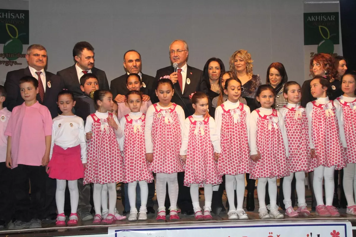 Vali Daşöz Öğrencilerin Gecesinde Şiir Okudu