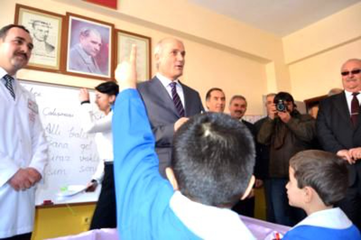 Vali Mevlüt Bilici Çocuklara Karne Verdi