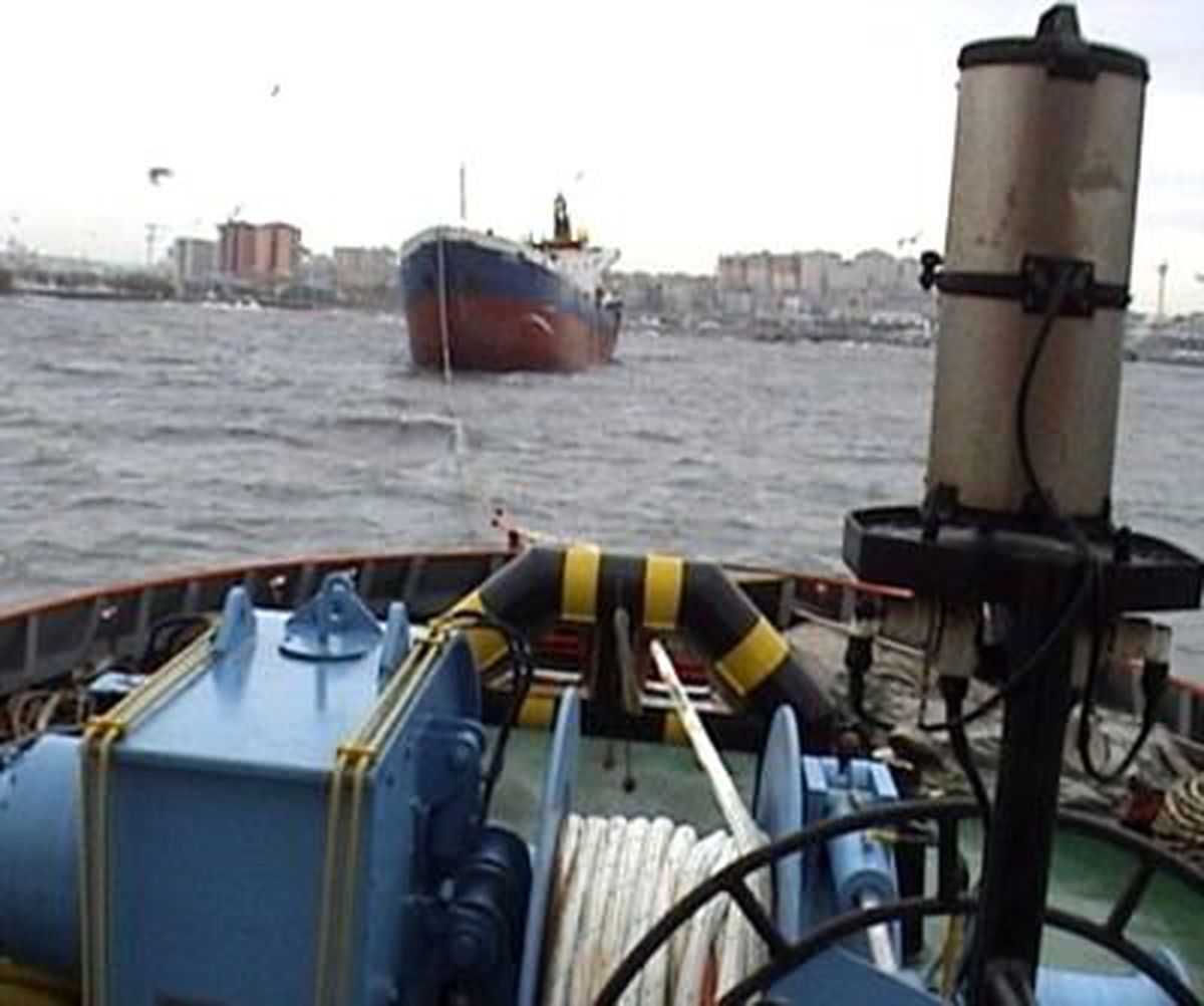 Yan Yatan Gemideki Mürettebatı Kurtarma Çalışmaları Sürüyor