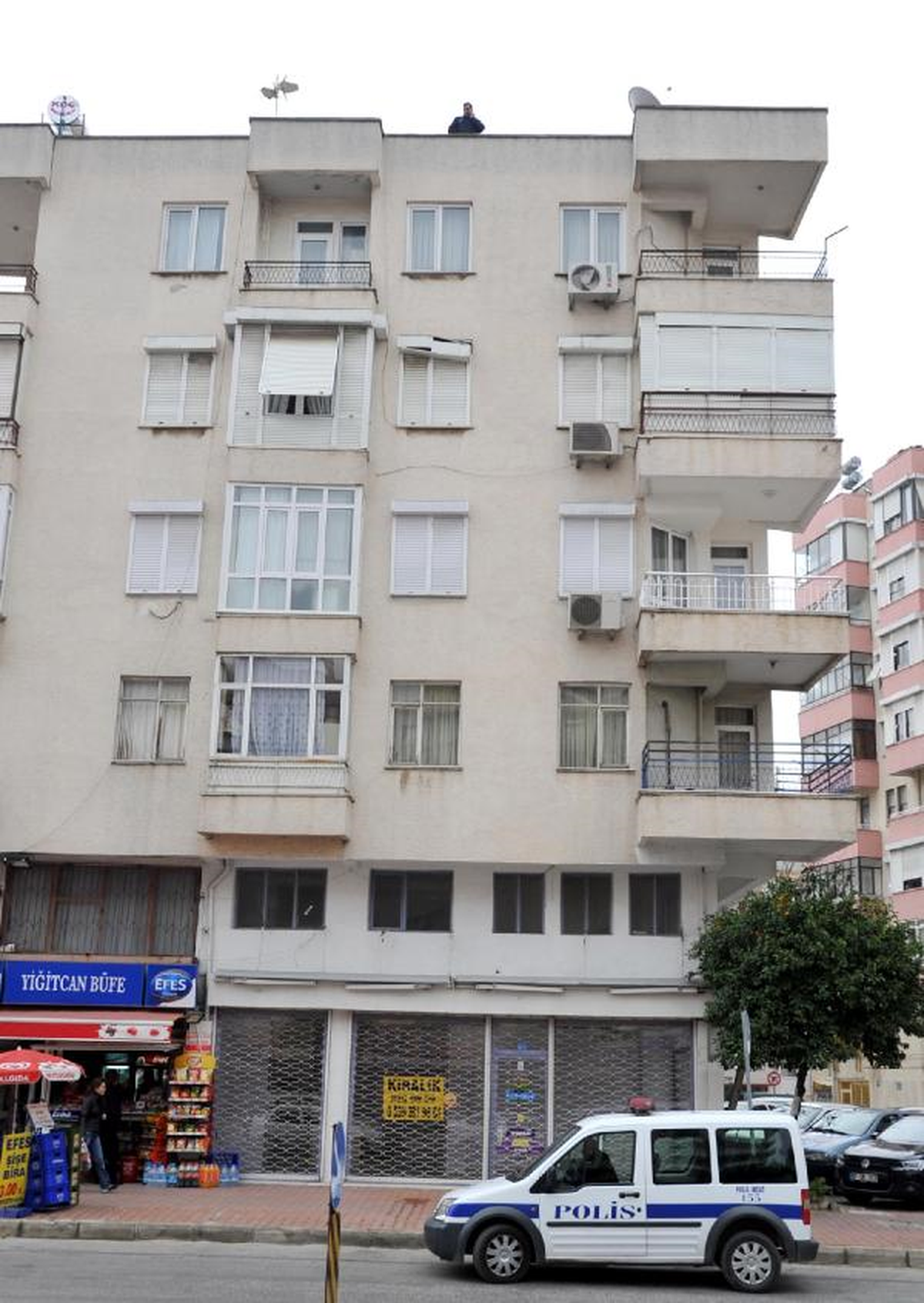 14 Yaşındaki Kız Öğrenci 5\'inci Kattan Atlayarak Ölmek İstedi