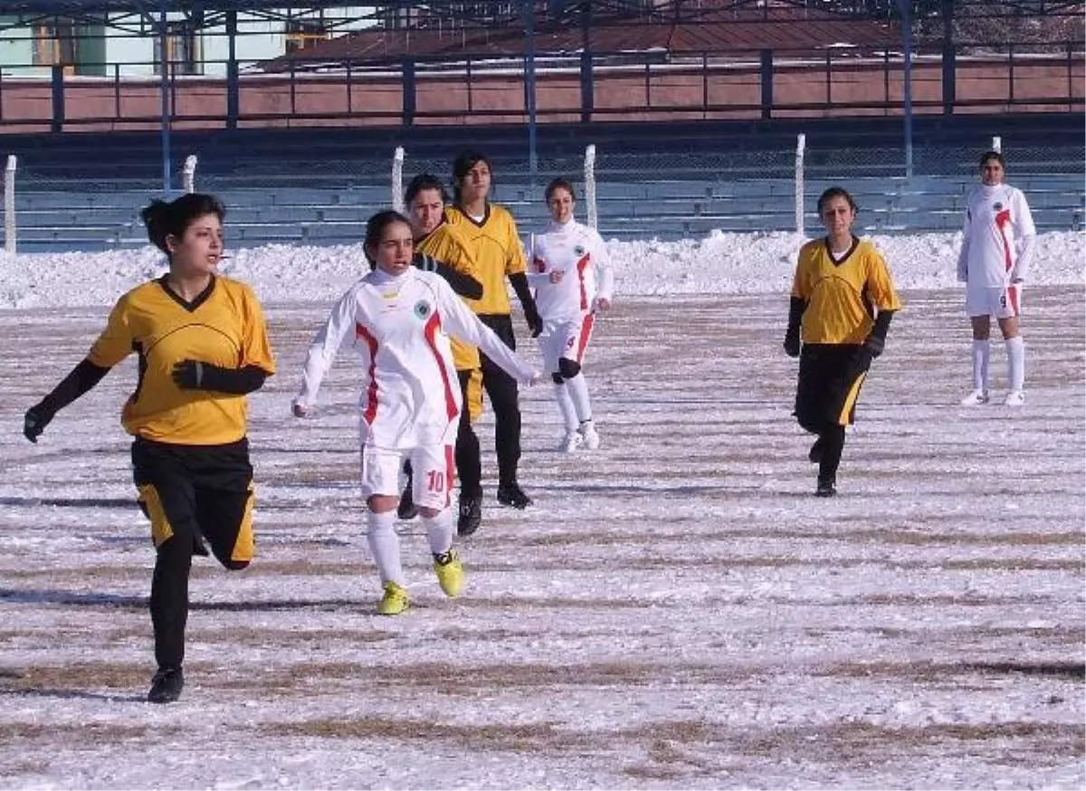 Ardahan\'da Soğuk Hava Bayan Futbolcuları Zorladı