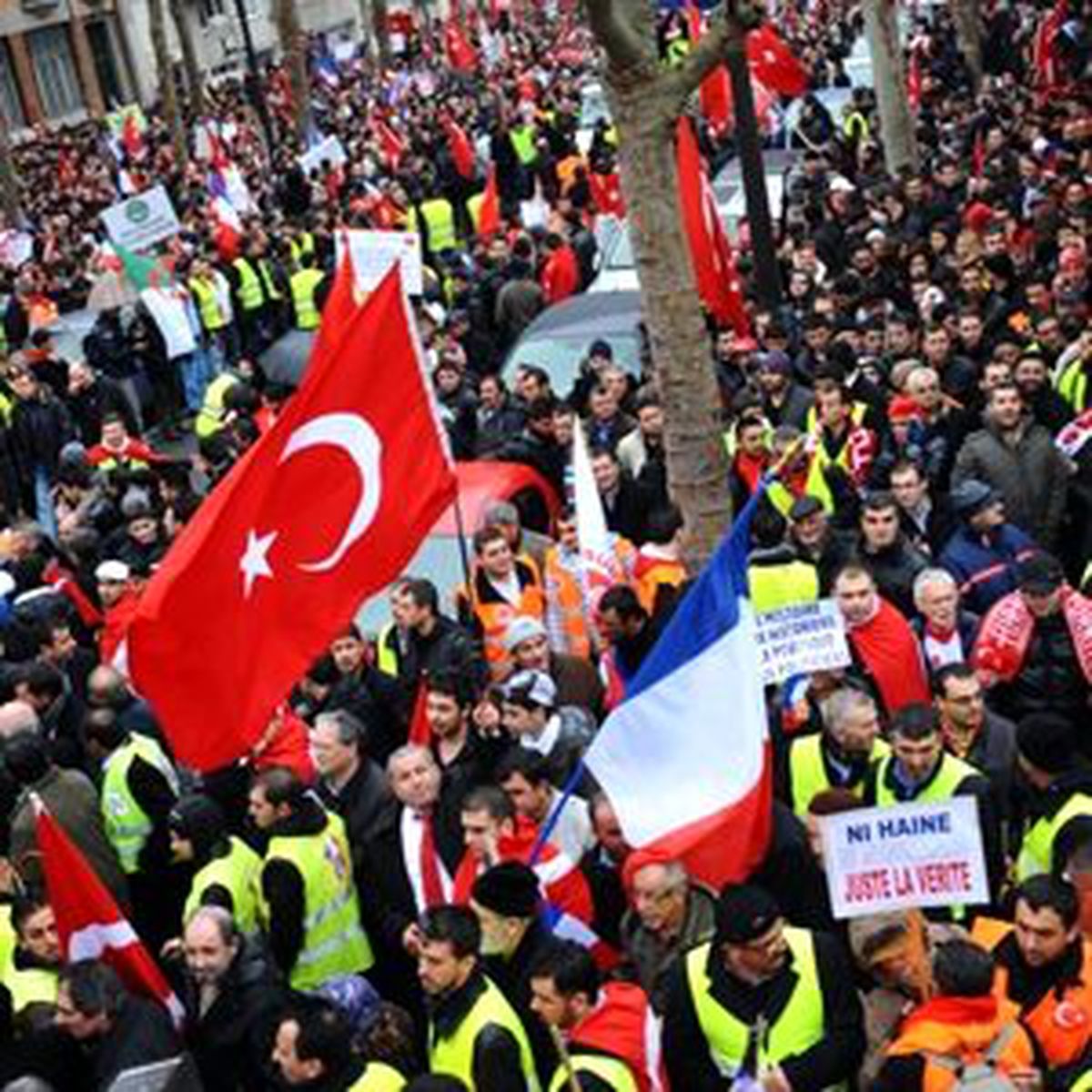 Binlerce Türk, Paris Sokaklarında
