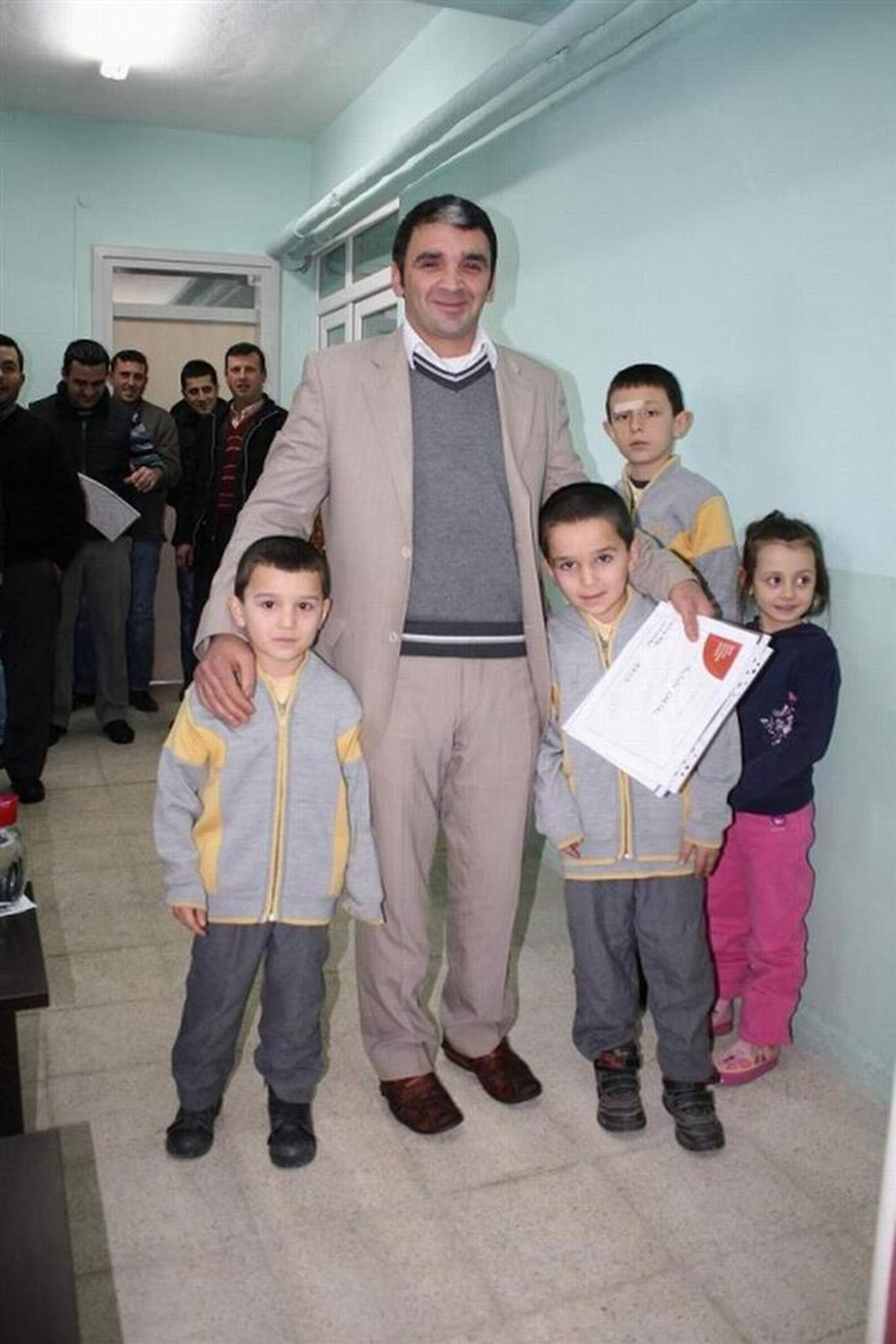Çocuklar Babalarına Diploma Verdi