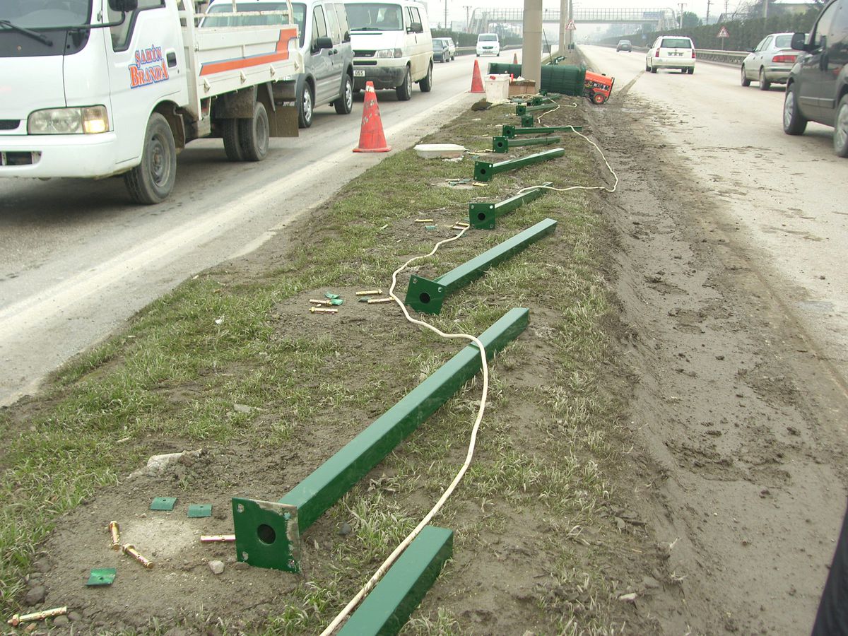 Düzce D-100 Karayoluna Tel Örgü