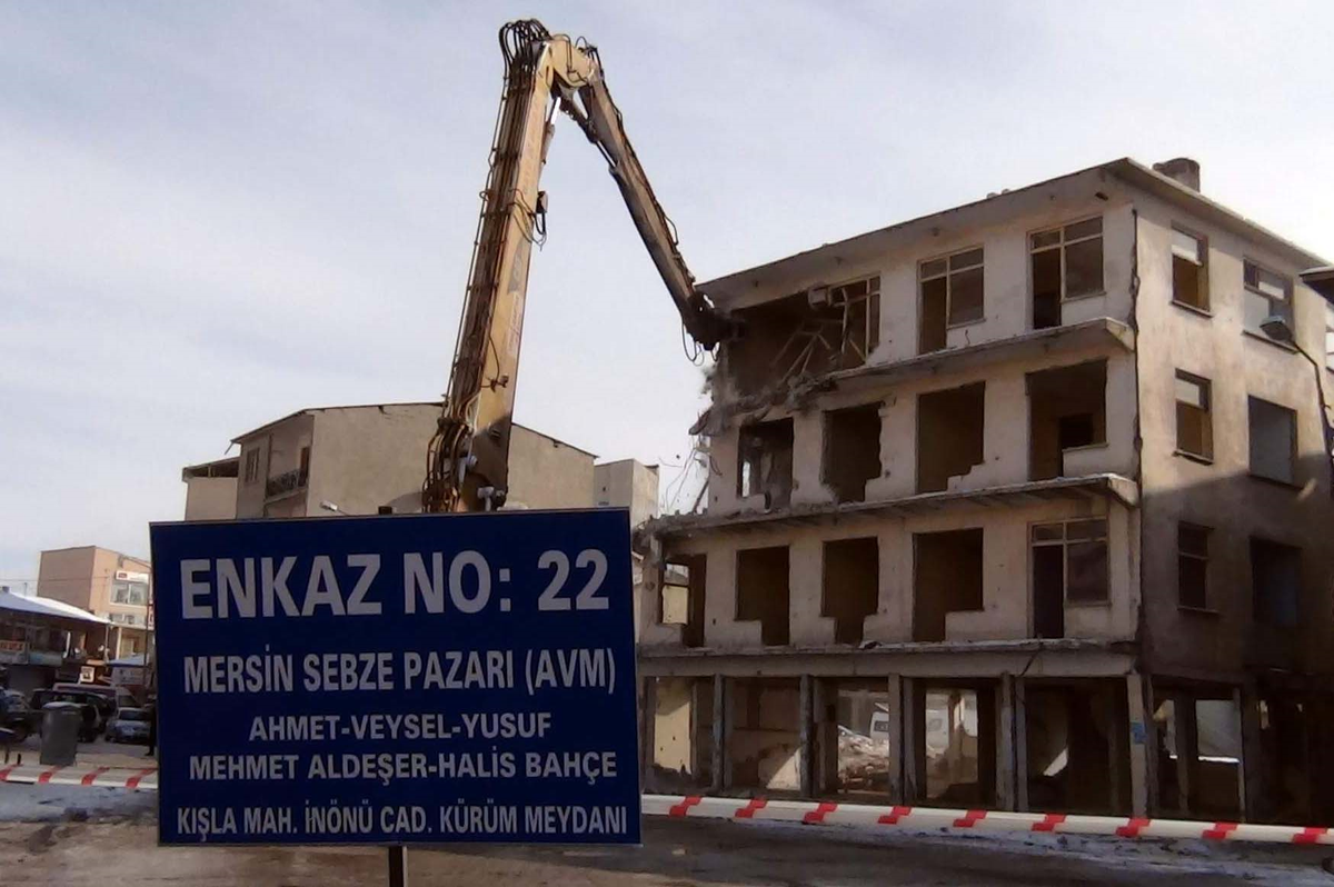 Erciş\'te Çok Katlı Binaların Yıkımına Başlandı