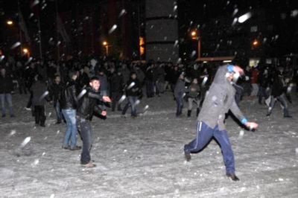 Eskişehir\'de Üniversite Öğrencileri Kartopu Savaşı Yaptılar