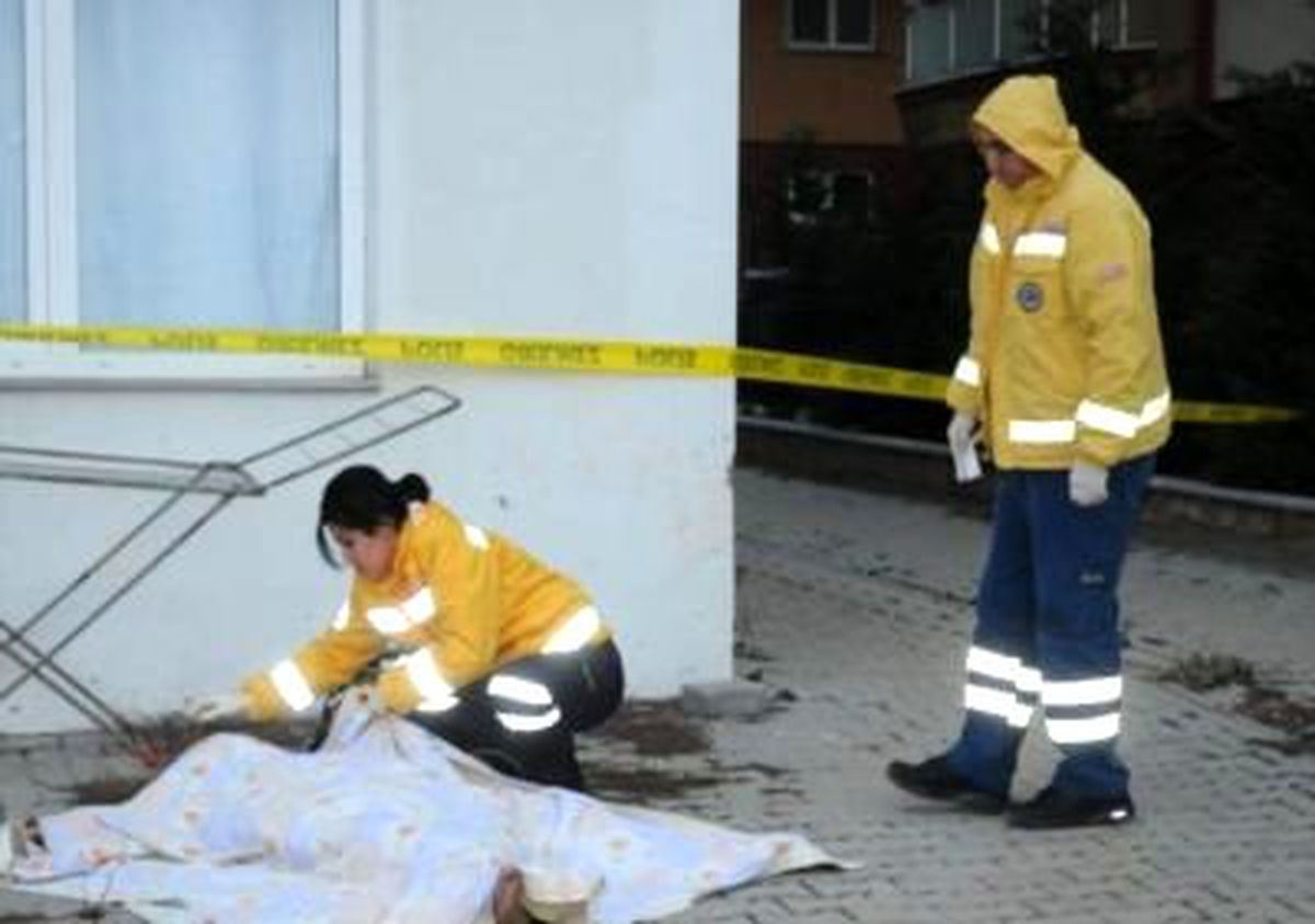 Genç Kadın Evinin Bahçesinde Ölü Bulundu