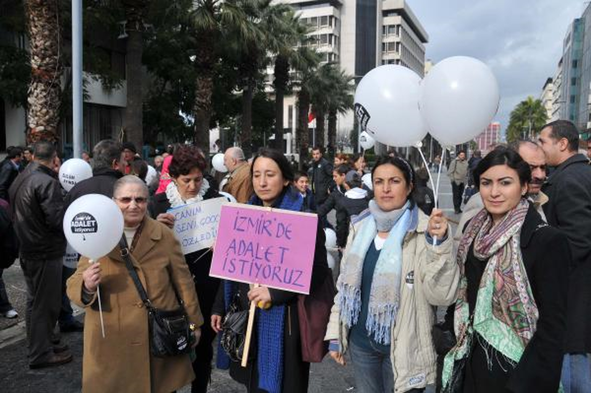 İzmir\'de Büyükşehir Tutuklamalarına Balonlu Protesto