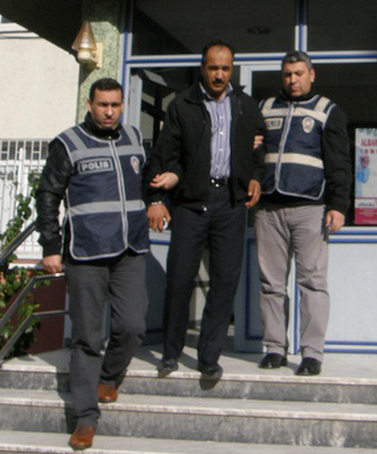 Kendini Komşu Esnaf Gibi Tanıtan Dolandırıcı Yakalandı