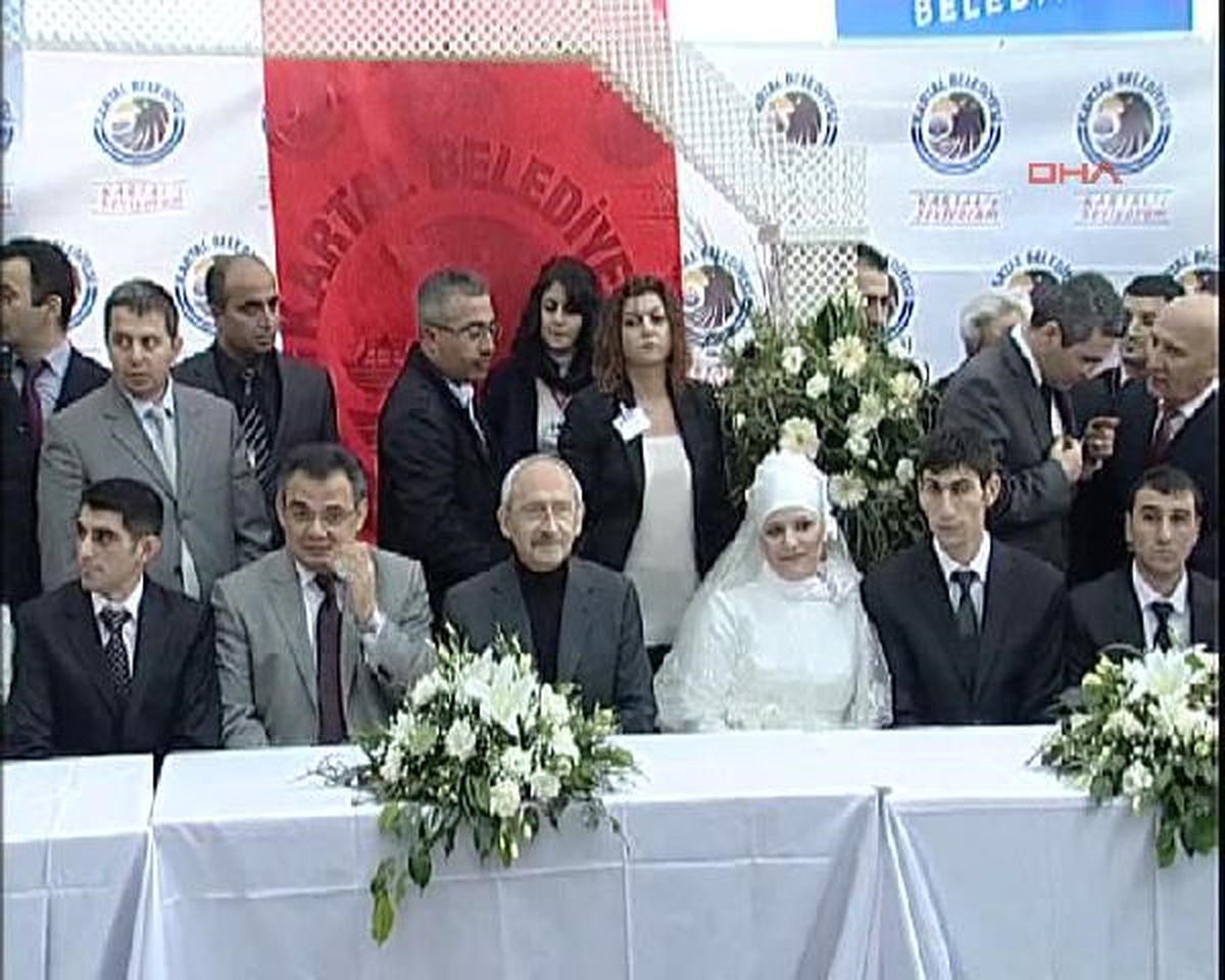 Kılıçdaroğlu, Vanlı Depremzedelerin Nikah Şahitliğini Yaptı