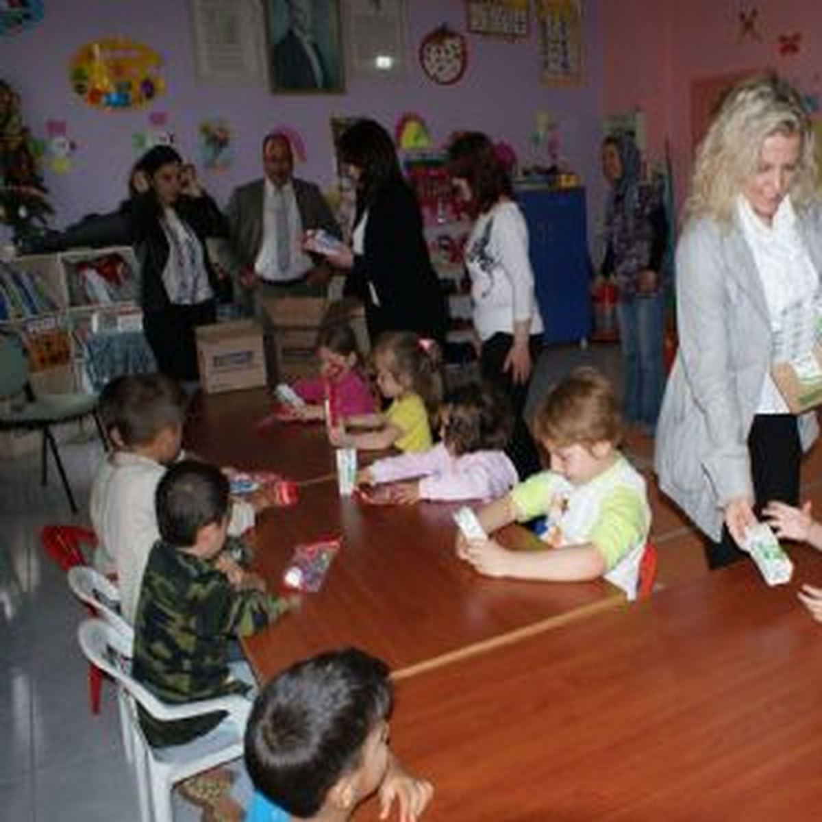 Kumlu Kaymakam Vekili Solmaz'dan Öğrencilere Süt