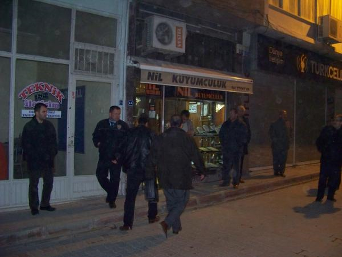 Kuyumcuyu Demir Çubukla Dövüp, Soydular