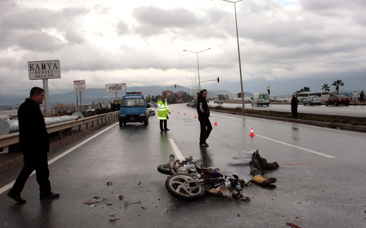 Motosikleti ile Kamyonete Çarpan İşçi Hayatını Kaybetti
