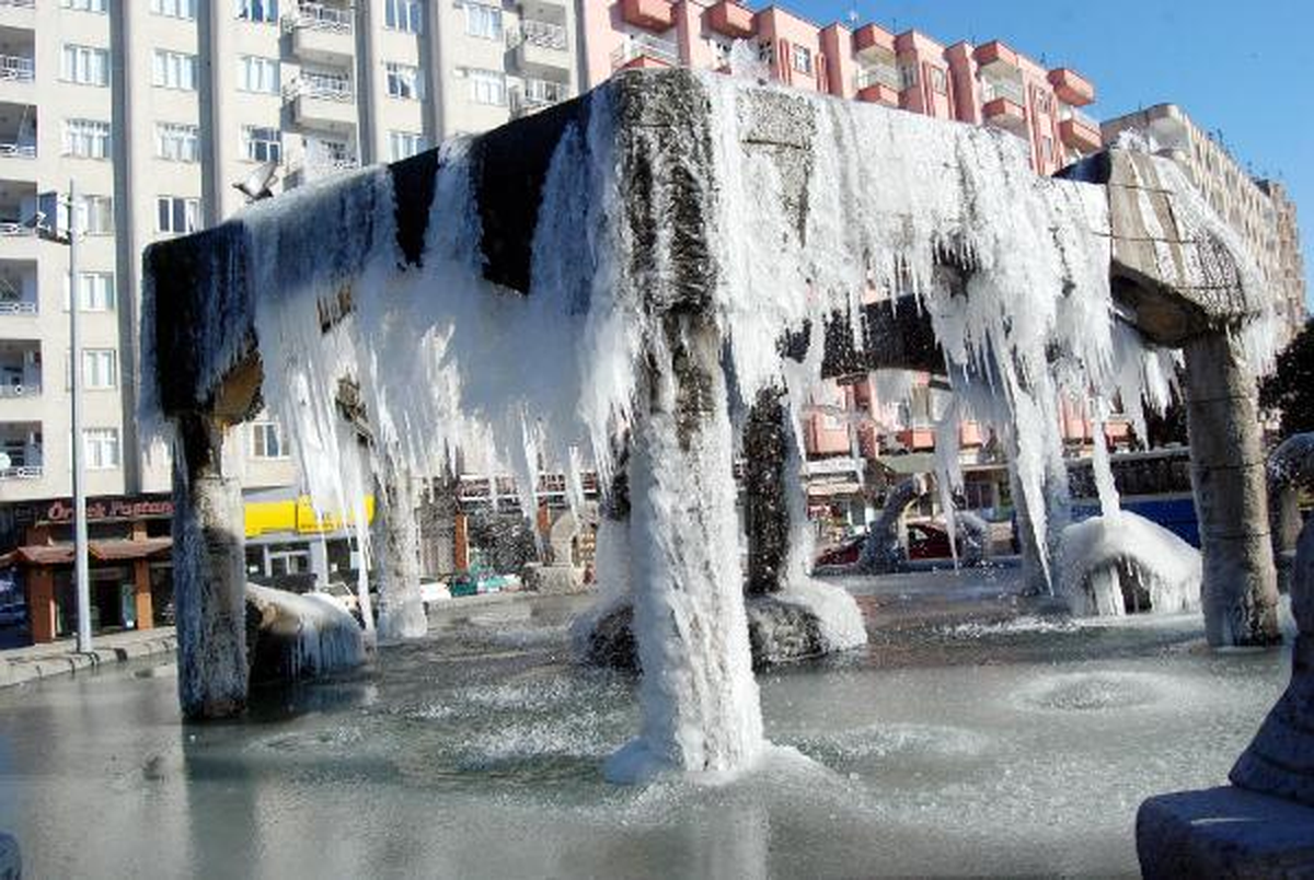 Nizip\'te Süs Havuzları Dondu