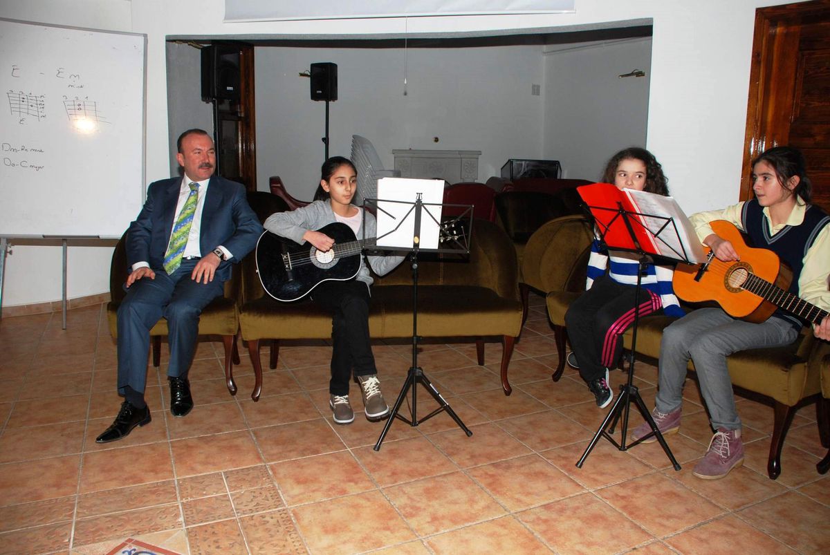 Öğrencilerden, Başkan Doğan\'a Mini Konser