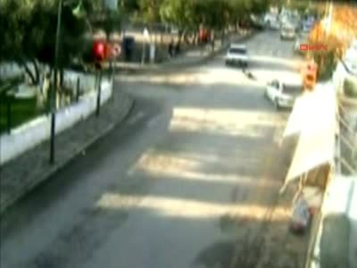 Otomobil Çarptı, Burnu Bile Kanamadı