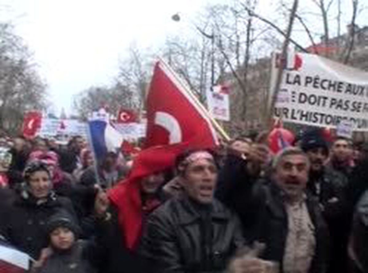Paris\'te Binlerce Türk \'İnkar Yasası\'nı Protesto Etti