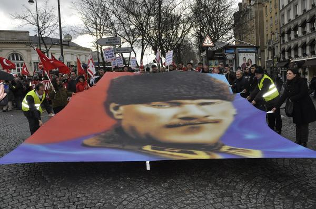Paris\'te Büyük Protesto Gösterisi
