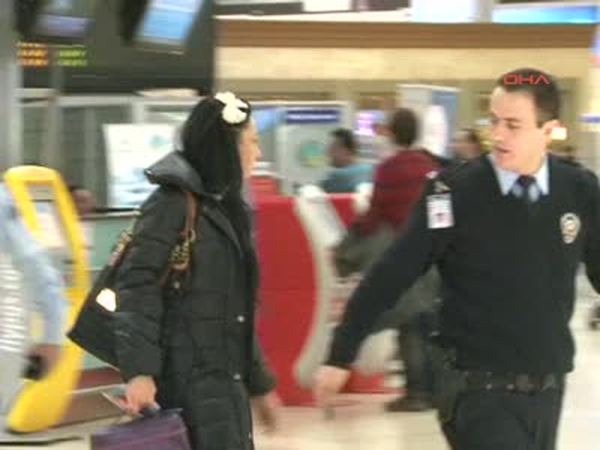 Telefon ile Konuşma Israrı Uçaktan İndirtti