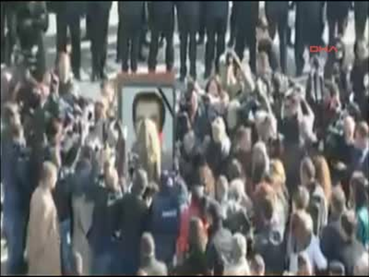 Tiran'da, Bir Yıl Önce Protestolarda Ölenler İçin Saygı Yürüyüşü Düzenlendi